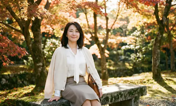 女性が公園の椅子に座っている写真